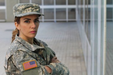 Fotokopi aletiyle gülümseyen askeri kadın