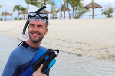 Kumsaldan gülümseyen bir adam