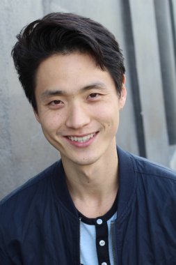 Tarafsız ifadeli Asyalı adam. Yakın plan.