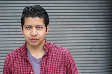 Yakışıklı Latin bir adamın sokak kıyafetleri içinde yakın plan portresi.