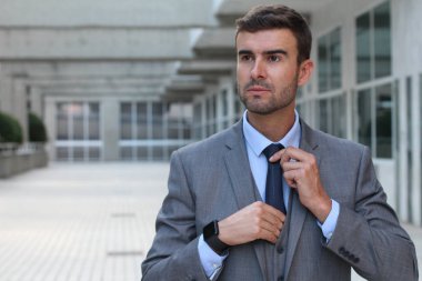 profesyonel adam kravatını ayarlama