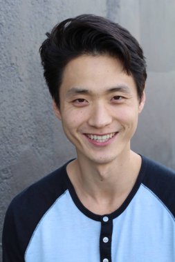 Tarafsız ifadeli Asyalı adam. Yakın plan.