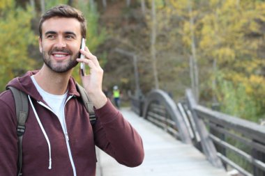 Karışık ırk erkeği kopyalama alanıyla sonbaharda çağrı yapıyor