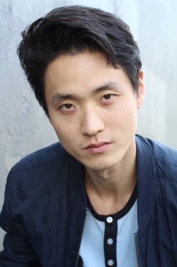 Tarafsız ifadeli Asyalı adam. Yakın plan.