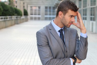 Düşüncelere dalmış iş adamı Kopya Alanı 'nı kapat