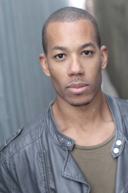 Sokaktaki yakışıklı Afro-Amerikan adamın yakın plan portresi.