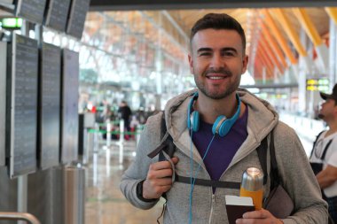 Gemiye binmek üzere olan mutlu gezgin. Genç adam ayrılıyor. 