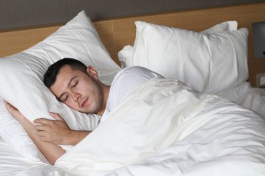 Etnik adam rahat bir yatakta derin bir uyku çekti.