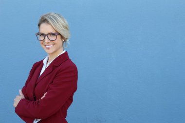 Klasik spor ceket ve gözlük takan kendinden emin genç bir iş kadını.