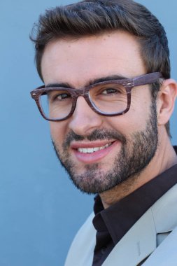 Duvarın önündeki yakışıklı sakallı adamın yakın plan portresi.