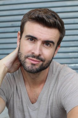 Caddedeki tişörtlü yakışıklı genç adamın yakın plan portresi.