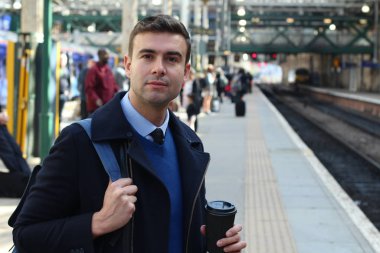 İş adamı retro tren istasyonunda yürüyor