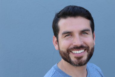 Yakışıklı esmer, sakallı adam, yakın plan kadın doktoru.