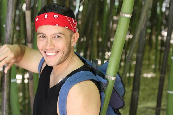 竹林で微笑むハンサムな男性 — ストック写真