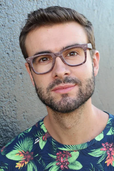 Close Retrato Belo Jovem Frente Parede Cinza — Fotografia de Stock