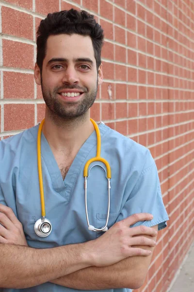 Primer Plano Retrato Guapo Joven Médico Con Estetoscopio Frente Pared —  Fotos de Stock