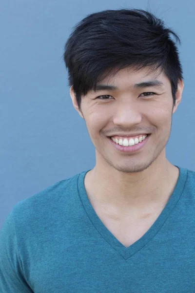 Zblízka Portrét Pohledného Mladého Asijského Muže Před Modrou Stěnou — Stock fotografie