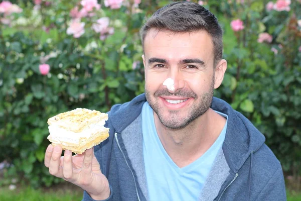 Bello Uomo Sorridente Con Crema Pasticceria Soffiato All Aperto — Foto Stock