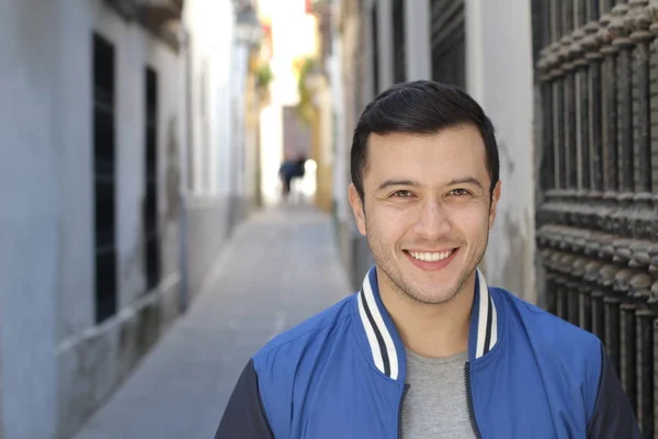 Close Retrato Belo Jovem Roupas Casuais Rua — Fotografia de Stock