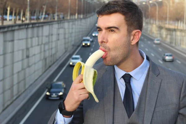 Empresário Sorridente Engraçado Segurando Uma Banana — Fotografia de Stock