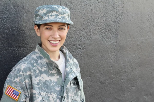 Yeşil Asker Tarzı Ceket Şapka Giyen Güzel Bir Genç Kızın — Stok fotoğraf