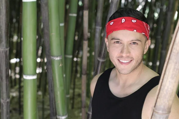 Bonito Macho Sorrindo Uma Floresta Bambu — Fotografia de Stock