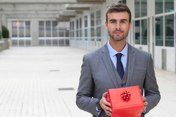 Bonito Homem Negócios Segurando Presente — Fotografia de Stock