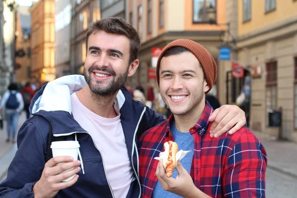 Mooi Homoseksueel Koppel Wandelen Door Straten Van Stad — Stockfoto