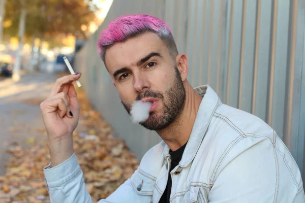 Primo Piano Colpo Bel Giovane Uomo Con Capelli Colorati Con — Foto Stock