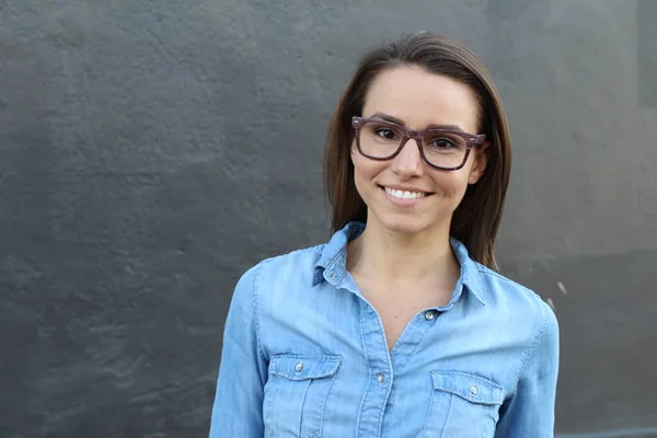 Primer Plano Cara Morena Hembra Gafas Con Espacio Para Copiar —  Fotos de Stock