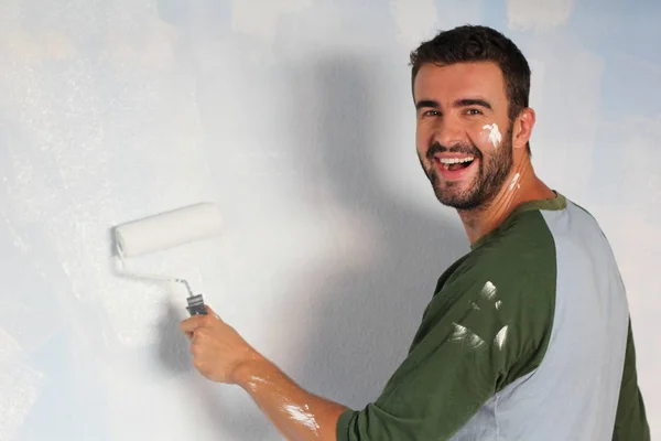 Pintor Bonito Desfrutando Seu Trabalho — Fotografia de Stock