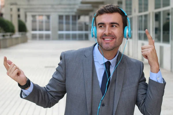 Retrato Cercano Joven Empresario Guapo Que Escucha Música Con Auriculares — Foto de Stock
