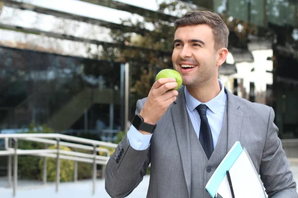 Close Retrato Belo Jovem Empresário Terno Comer Maçã Verde Rua — Fotografia de Stock