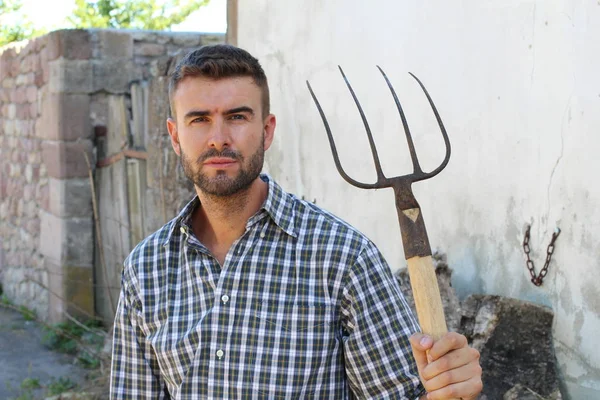 Retrato Cercano Hermoso Joven Agricultor Con Pitchfork Frente Muro Casa — Foto de Stock