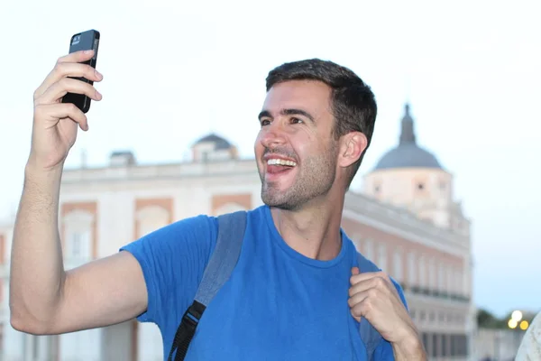 Close Retrato Belo Jovem Falando Por Telefone Rua Velha Cidade — Fotografia de Stock