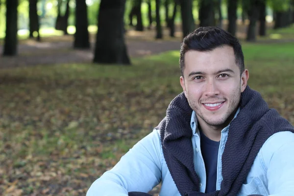 Close Retrato Belo Jovem Roupas Casuais Parque Verde — Fotografia de Stock