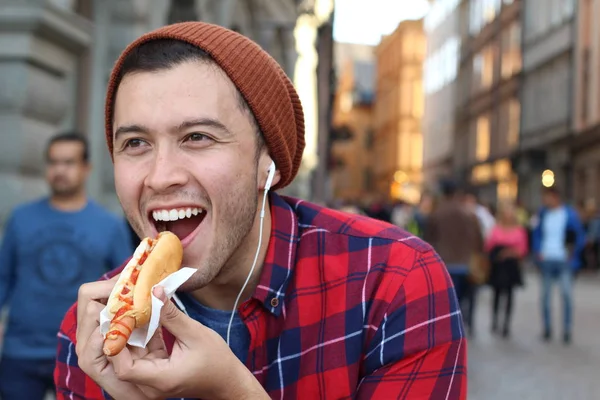 Etnische Man Verslindt Een Hotdog — Stockfoto