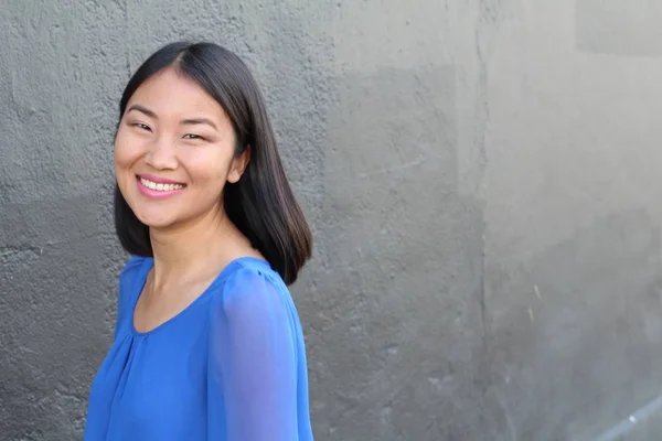 Mujer Asiática Sonriendo Riendo Fondo Del Estudio — Foto de Stock