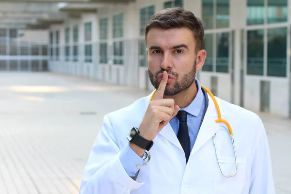 Close Retrato Belo Jovem Médico Mostrando Gesto Silêncio Rua — Fotografia de Stock