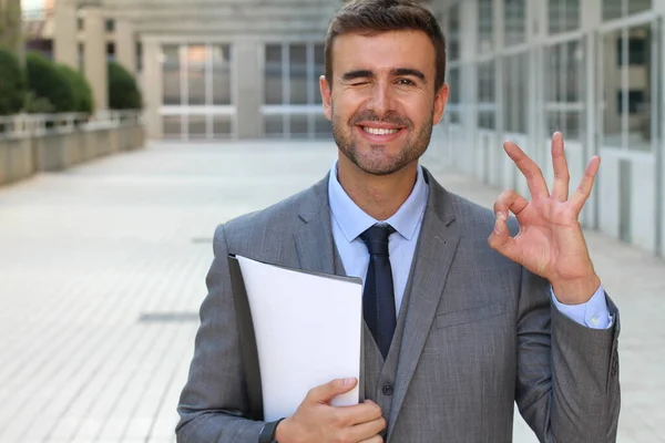 Hombre Elegante Bien Parecido Sonriendo Mostrando Buen Gesto — Foto de Stock