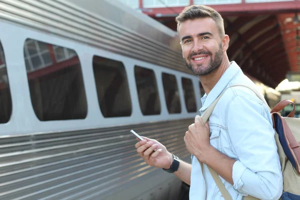 Nahaufnahme Porträt Eines Gutaussehenden Jungen Mannes Lässiger Kleidung Mit Smartphone — Stockfoto