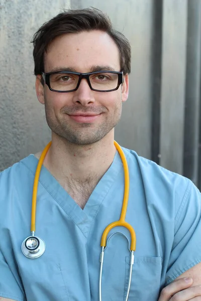 Primer Plano Guapo Joven Médico Con Estetoscopio Frente Pared Gris — Foto de Stock