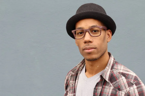 Retrato Cerca Del Joven Afroamericano Guapo Camisa Cuadros Sombrero Delante — Foto de Stock