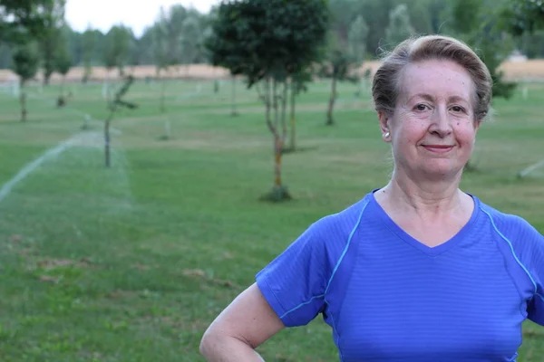 Ritratto Una Bella Donna Anziana Sorridente Nel Parco — Foto Stock