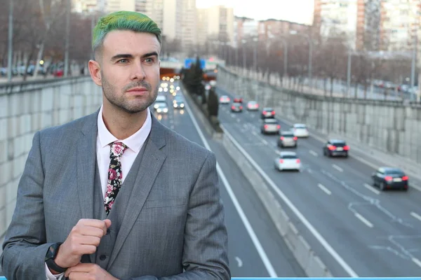 街に緑の髪のエレガントなハンサムな男 — ストック写真