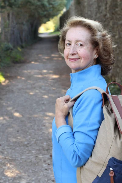 Zelfverzekerde Volwassen Vrouw Met Rugzak Staan Het Park Close Portret — Stockfoto