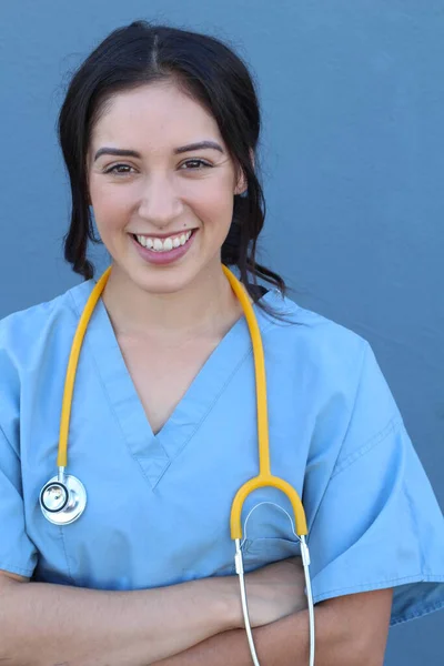 Morena Espanhola Médico Mulher Com Estetoscópio Sobre Fundo Azul — Fotografia de Stock