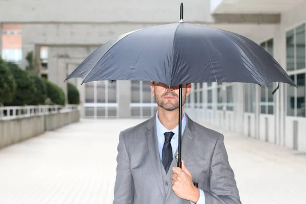 Geschäftsmann Versteckt Sich Unter Einem Regenschirm Büroraum — Stockfoto