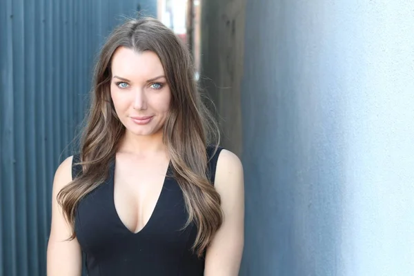 Preciosa Mujer Vestido Negro Sonriendo Sobre Fondo Urbano — Foto de Stock