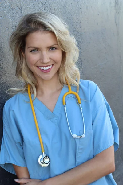 Profissionais Médicos Enfermeira Sorrindo Enquanto Trabalhava Hospital Jovem Linda Loira — Fotografia de Stock